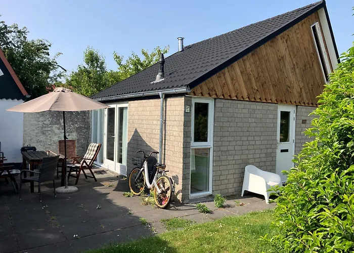 House, Near Beaches בית נופש *